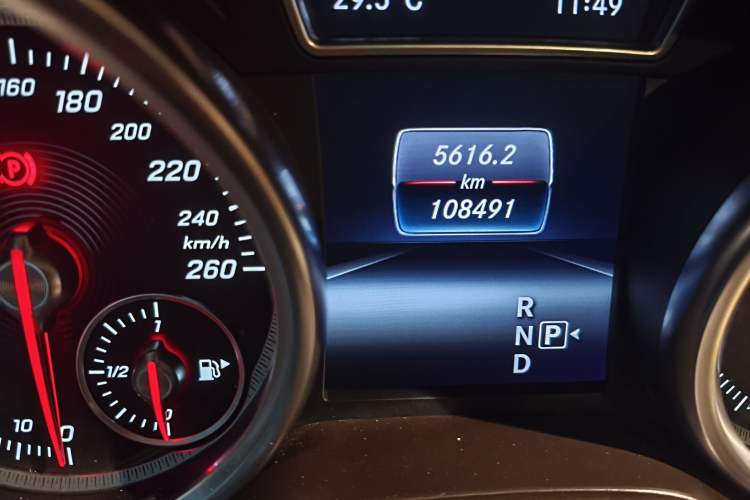 Used Mercedes-Benz GLE 2016 GLE 320 4MATIC Dynamic Edition Odometer Close Up