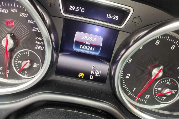 Used Mercedes-Benz GLE 2016 GLE 400 4MATIC Odometer Close Up