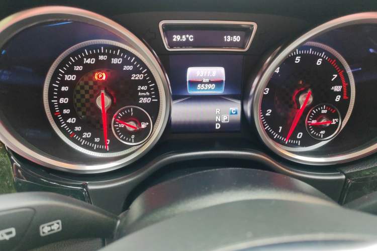 Used Mercedes-Benz GLE  Odometer Close Up