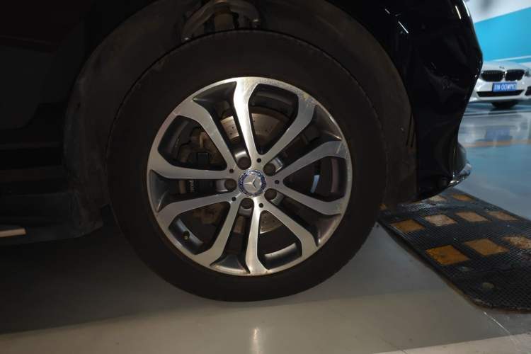Used Mercedes-Benz GLE 2016 GLE 320 4MATIC Dynamic Edition Right Front Wheel Hub