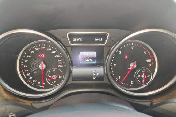 Used Mercedes-Benz GLE 2016 GLE 300 d 4MATIC Odometer Close Up