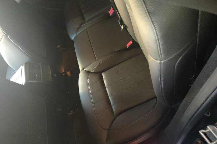 Used Mercedes-Benz GLE 2016 GLE 320 4MATIC Luxury Model Interior 4