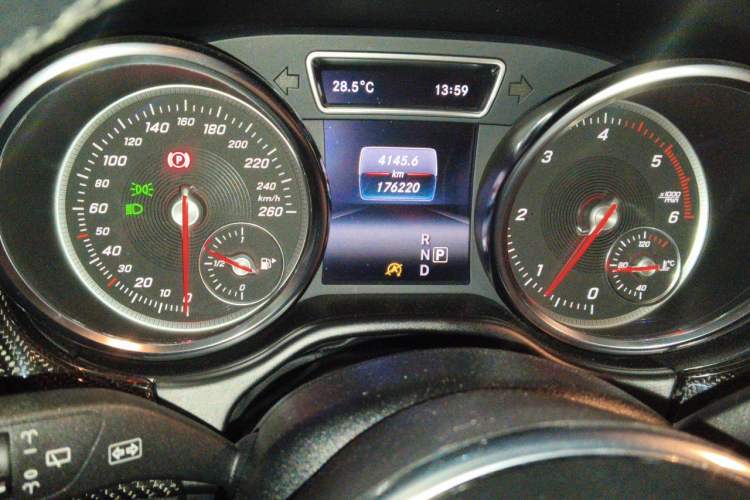 Used Mercedes-Benz GLE 2016 GLE 300 d 4MATIC Odometer Close Up