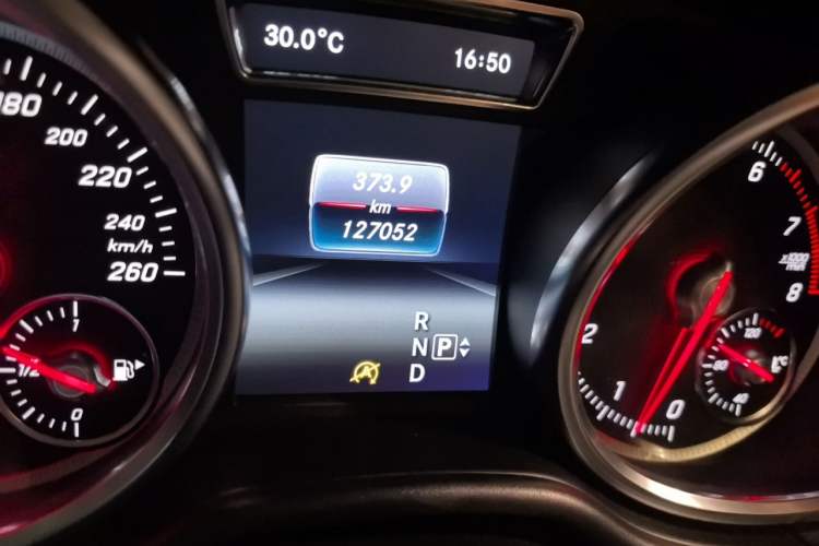 Used Mercedes-Benz GLE 2016 GLE 320 4MATIC Dynamic Edition Odometer Close Up