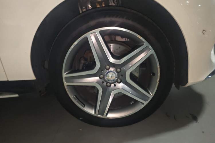 Used Mercedes-Benz GLE 2016 GLE 400 4MATIC Right Front Wheel Hub