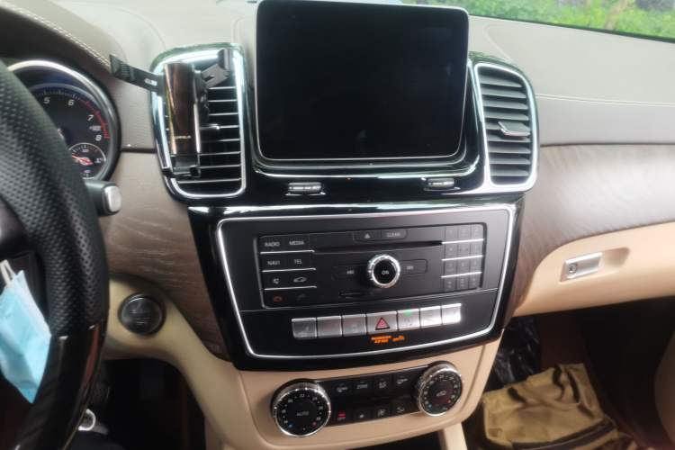 Used Mercedes-Benz GLE 2017 GLE 400 4MATIC Audio And AC Panel