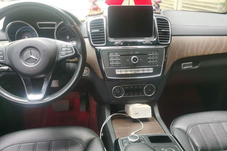 Used Mercedes-Benz GLE 2017 GLE 320 4MATIC Dynamic Model Center Console