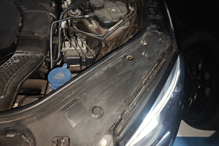 Used Mercedes-Benz GLE 2017 GLE 320 4MATIC Dynamic Model Engine Bay Left