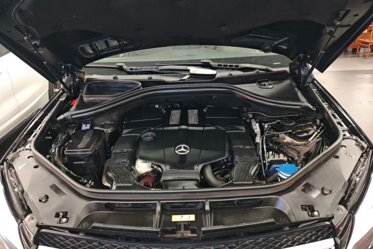 Used Mercedes-Benz GLE 2017 GLE 320 4MATIC Dynamic Model Engine Bay