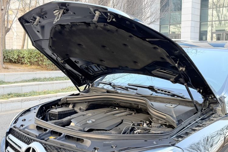 Used Mercedes-Benz GLE 2017 GLE 320 4MATIC Dynamic Model Engine Bay
