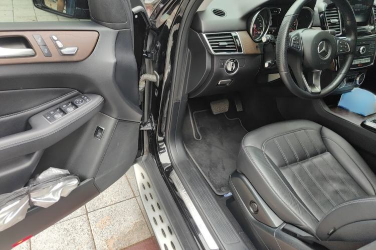 Used Mercedes-Benz GLE 2017 GLE 320 4MATIC Luxury Model Interior 3