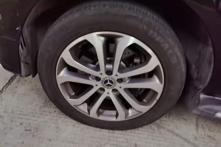 Used Mercedes-Benz GLE 2017 GLE 320 4MATIC Dynamic Model Left Front Wheel Hub