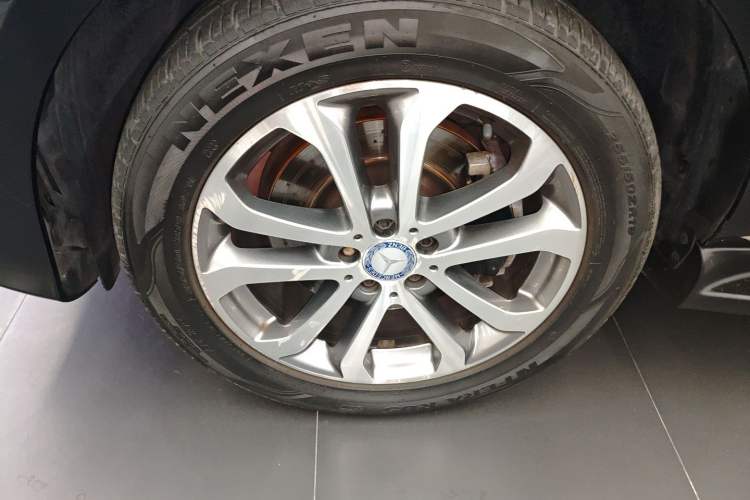 Used Mercedes-Benz GLE 2017 GLE 320 4MATIC Dynamic Model Left Front Wheel Hub