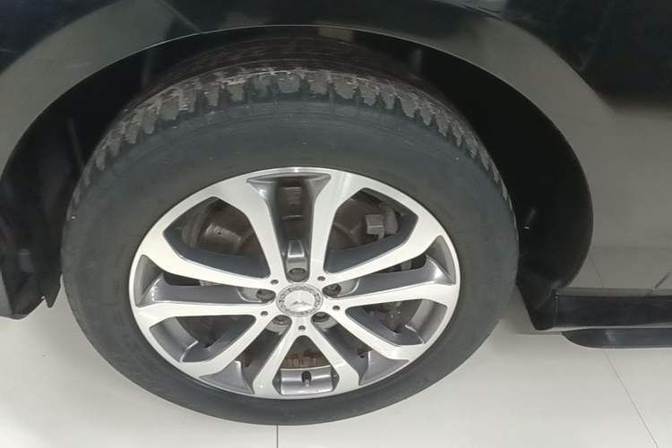 Used Mercedes-Benz GLE 2017 GLE 320 4MATIC Dynamic Model Left Front Wheel Hub