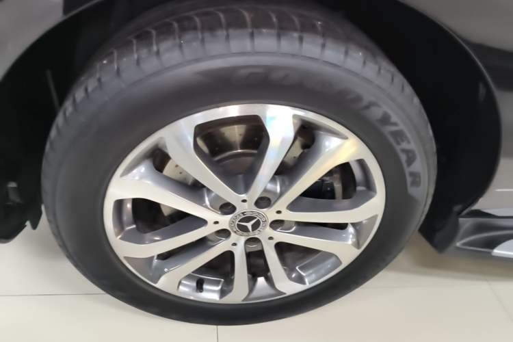 Used Mercedes-Benz GLE 2017 GLE 320 4MATIC Dynamic Model Left Front Wheel Hub