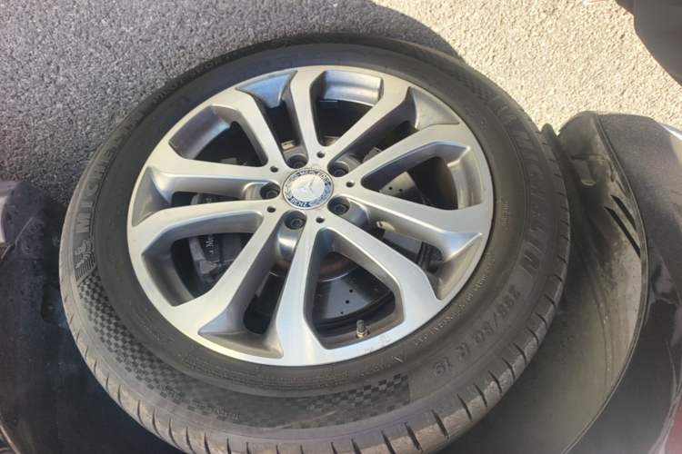 Used Mercedes-Benz GLE 2017 GLE 320 4MATIC Dynamic Model Left Front Wheel Hub