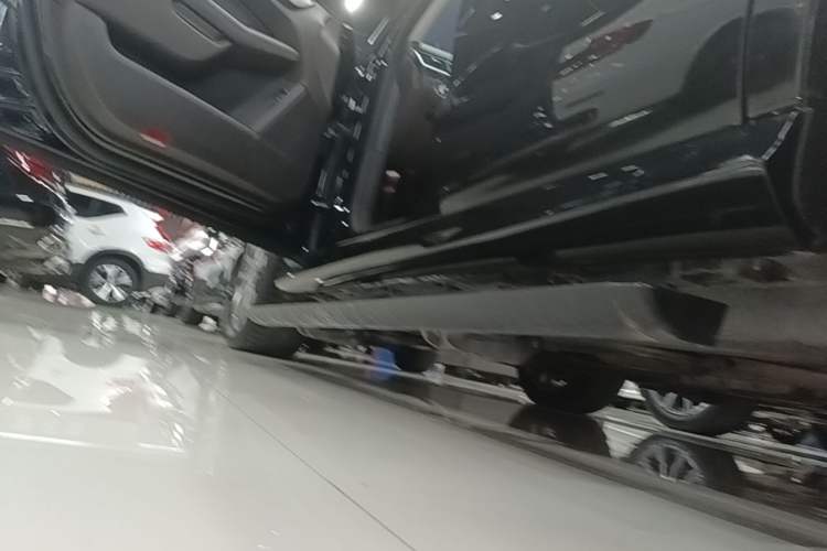 Used Mercedes-Benz GLE 2017 GLE 320 4MATIC Dynamic Model Left Side Sill