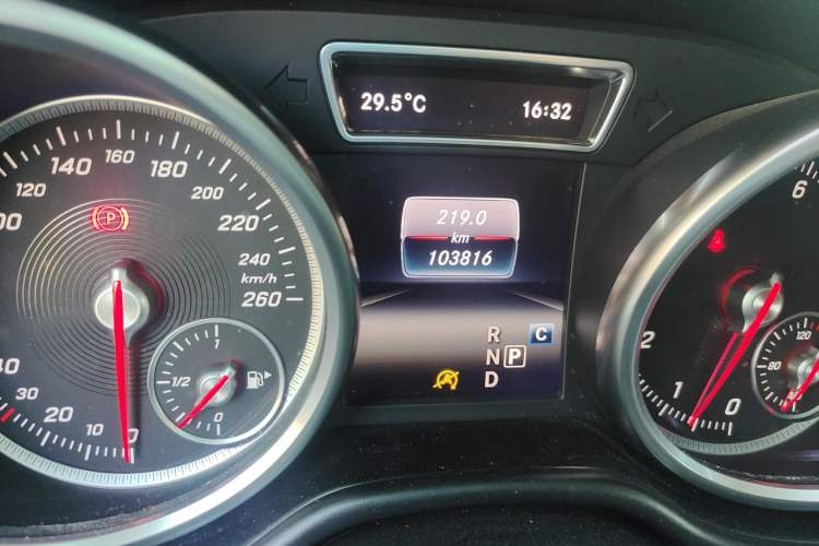 Used Mercedes-Benz GLE 2017 GLE 400 4MATIC Odometer Close Up