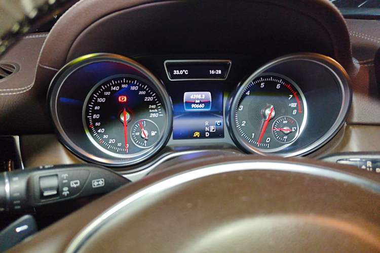 Used Mercedes-Benz GLE 2017 GLE 320 4MATIC Dynamic Model Odometer Close Up
