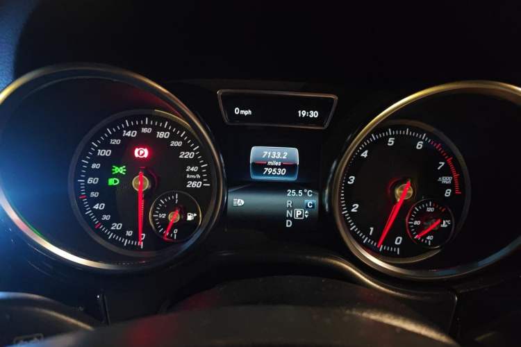 Used Mercedes-Benz GLE  Odometer Close Up