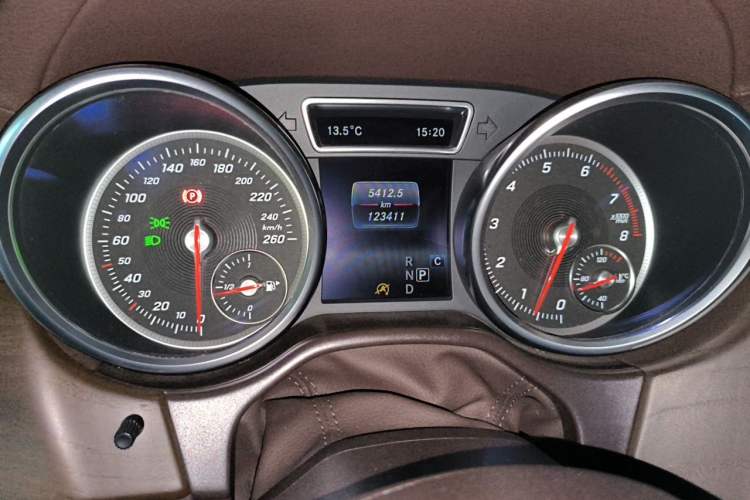 Used Mercedes-Benz GLE 2017 GLE 400 4MATIC Odometer Close Up