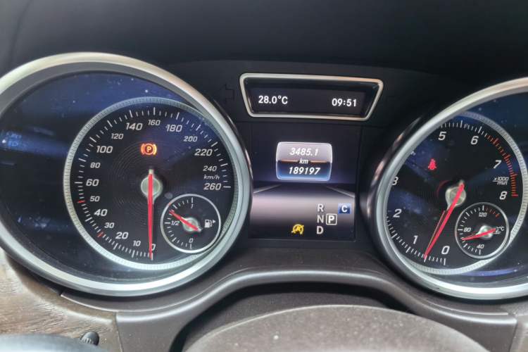 Used Mercedes-Benz GLE 2017 GLE 400 4MATIC Odometer Close Up