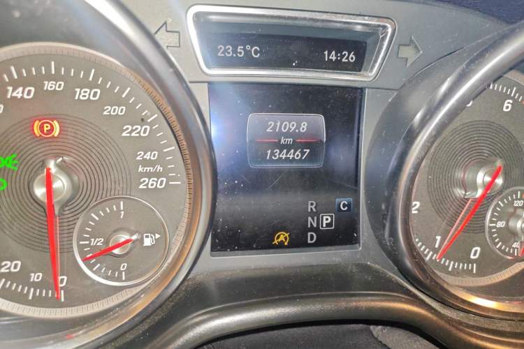 Used Mercedes-Benz GLE 2017 GLE 400 4MATIC Odometer Close Up
