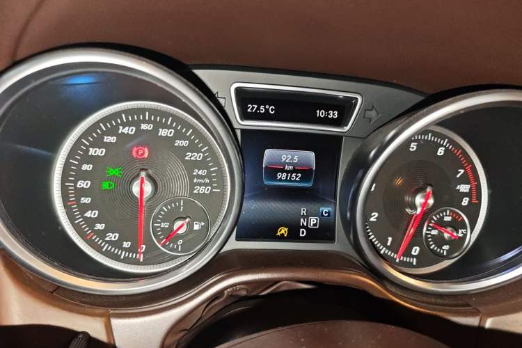 Used Mercedes-Benz GLE 2017 GLE 320 4MATIC Dynamic Model Odometer Close Up