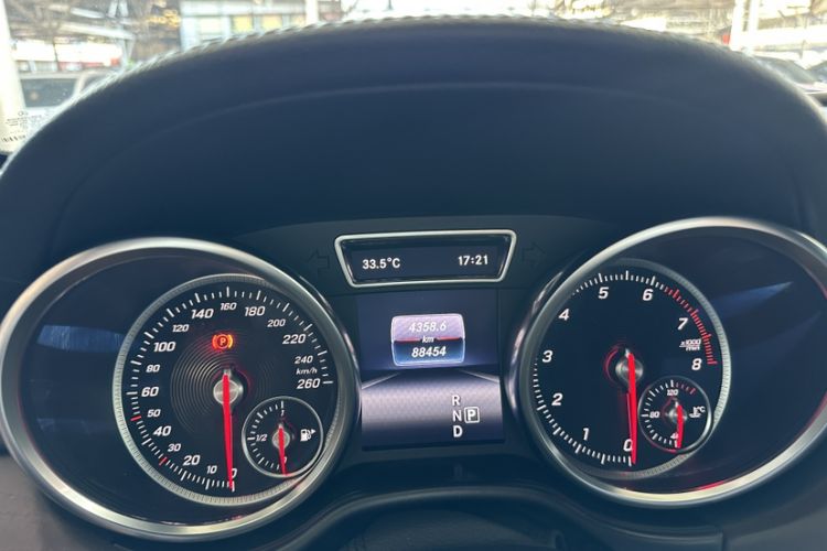 Used Mercedes-Benz GLE 2017 GLE 400 4MATIC Odometer Close Up
