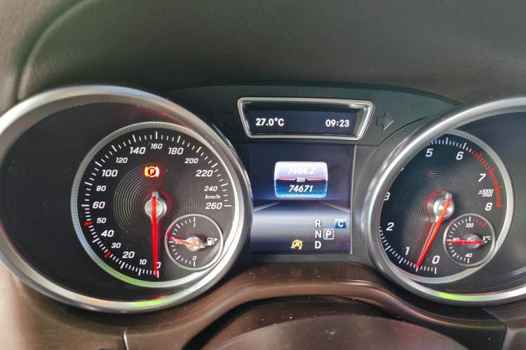 Used Mercedes-Benz GLE 2017 GLE 400 4MATIC Odometer Close Up