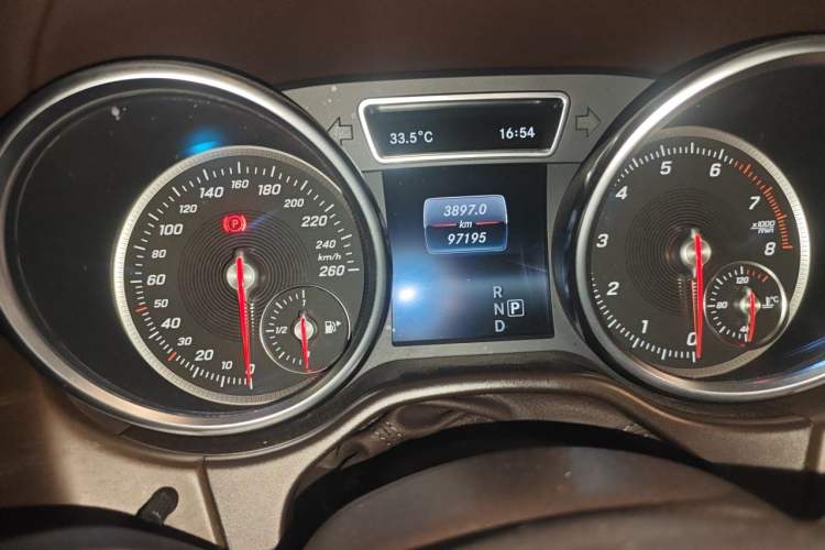 Used Mercedes-Benz GLE 2017 GLE 400 4MATIC Odometer Close Up