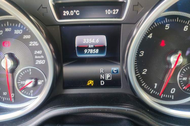 Used Mercedes-Benz GLE 2017 GLE 400 4MATIC Odometer Close Up