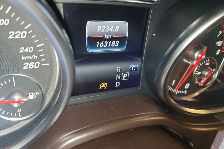Used Mercedes-Benz GLE 2017 GLE 400 4MATIC Odometer Close Up