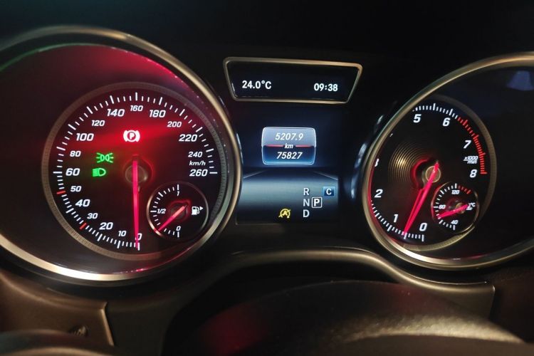 Used Mercedes-Benz GLE 2017 GLE 400 4MATIC Odometer Close Up