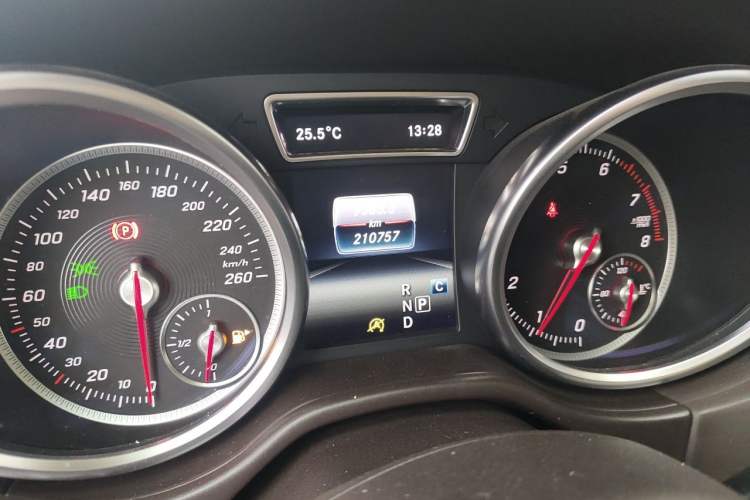 Used Mercedes-Benz GLE 2017 GLE 400 4MATIC Odometer Close Up