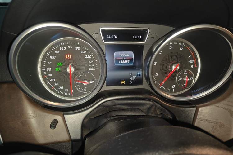 Used Mercedes-Benz GLE 2017 GLE 400 4MATIC Odometer Close Up