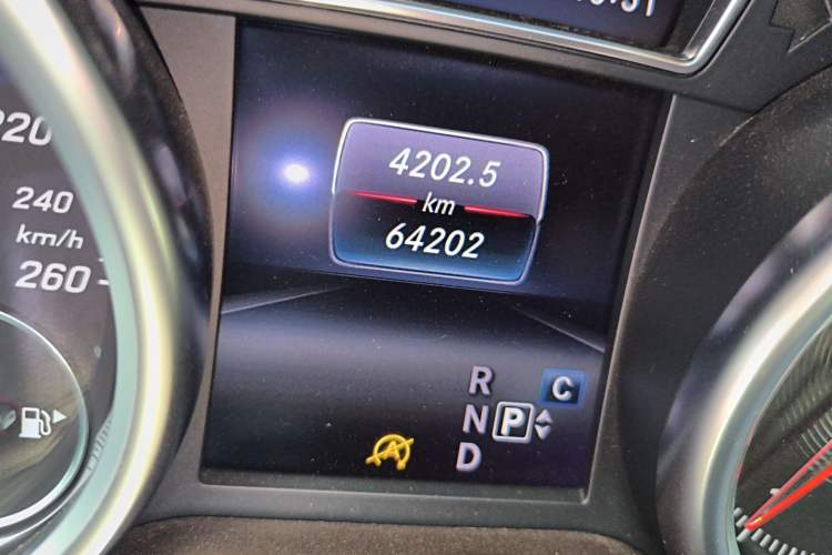 Used Mercedes-Benz GLE 2017 GLE 320 4MATIC Dynamic Model Odometer Close Up