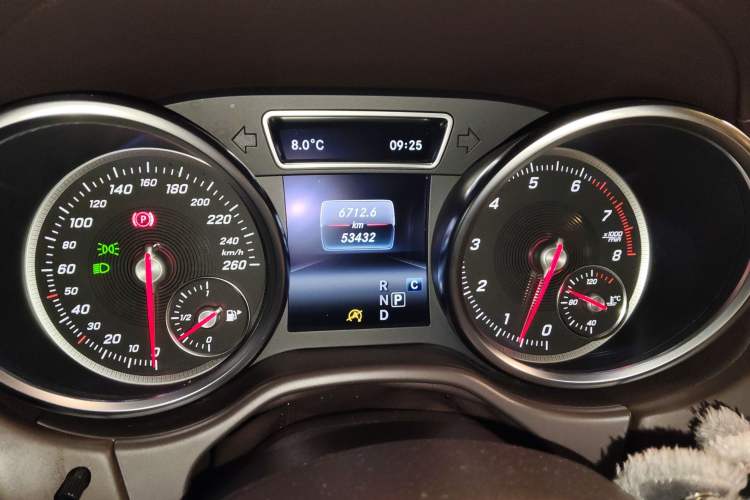 Used Mercedes-Benz GLE  Odometer Close Up