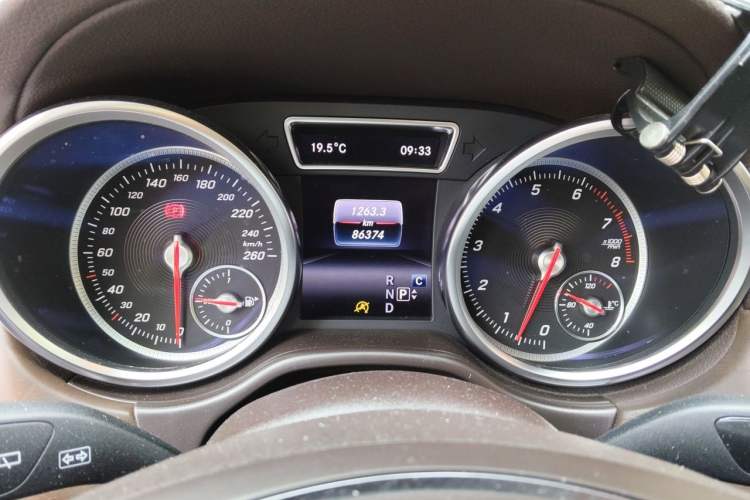 Used Mercedes-Benz GLE 2017 GLE 320 4MATIC Dynamic Model Odometer Close Up