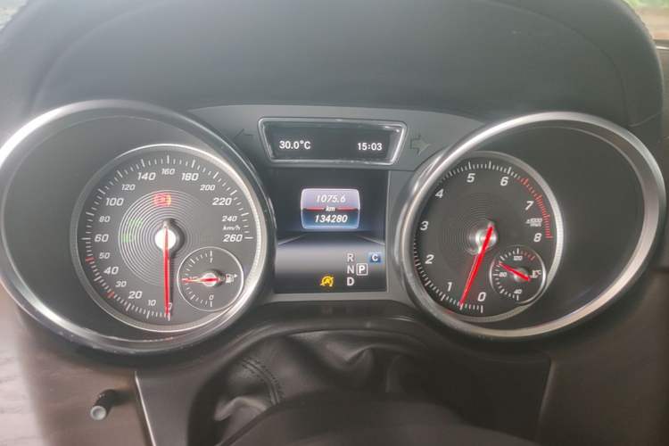 Used Mercedes-Benz GLE 2017 GLE 400 4MATIC Odometer Close Up