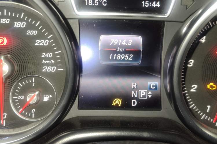 Used Mercedes-Benz GLE 2017 GLE 400 4MATIC Odometer Close Up