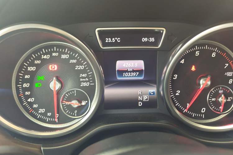 Used Mercedes-Benz GLE 2017 GLE 320 4MATIC Dynamic Model Odometer Close Up