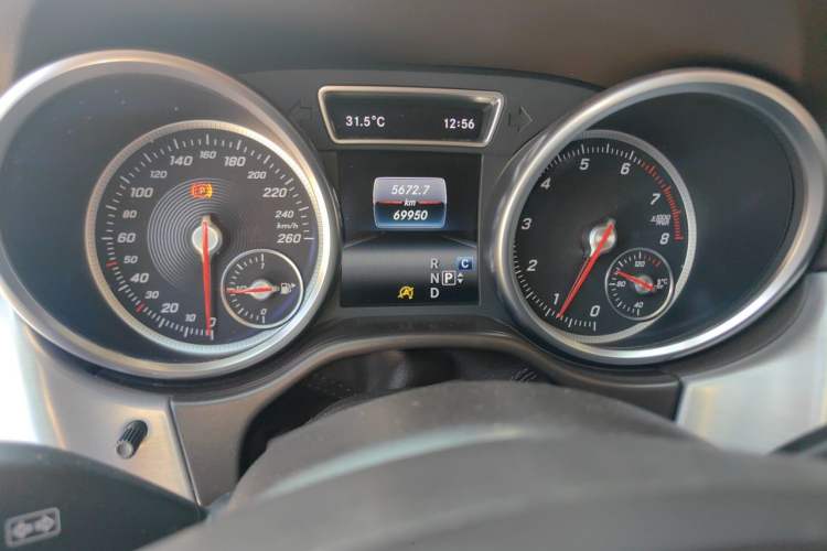 Used Mercedes-Benz GLE  Odometer Close Up