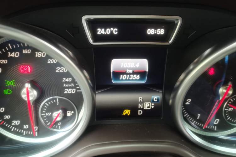 Used Mercedes-Benz GLE 2017 GLE 400 4MATIC Odometer Close Up