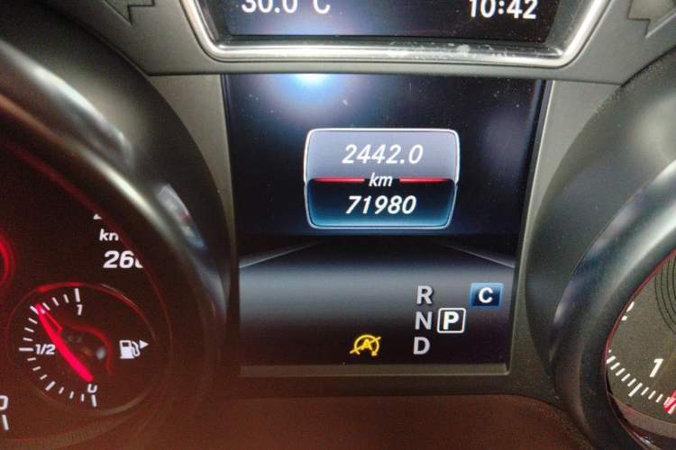 Used Mercedes-Benz GLE 2017 GLE 400 4MATIC Odometer Close Up