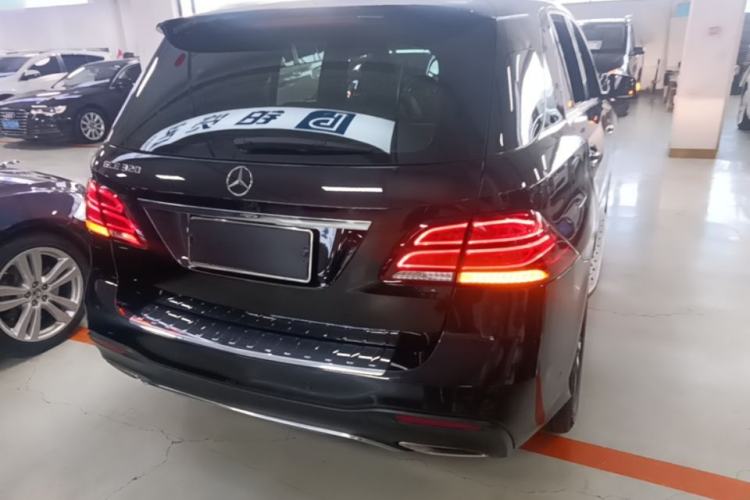 Used Mercedes-Benz GLE 2017 GLE 320 4MATIC Dynamic Model Rear Right 45 Deg