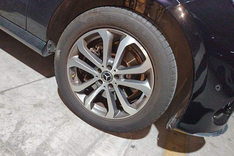 Used Mercedes-Benz GLE 2017 GLE 320 4MATIC Dynamic Model Right Front Wheel Hub