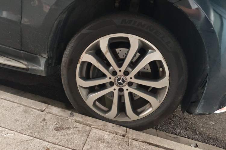 Used Mercedes-Benz GLE 2017 GLE 320 4MATIC Dynamic Model Right Front Wheel Hub