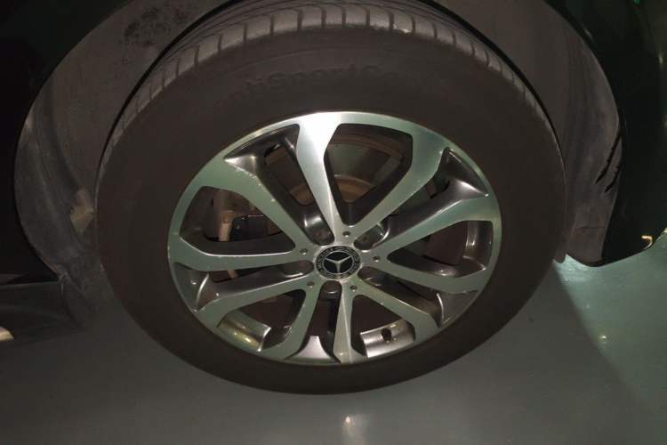 Used Mercedes-Benz GLE 2017 GLE 320 4MATIC Dynamic Model Right Front Wheel Hub