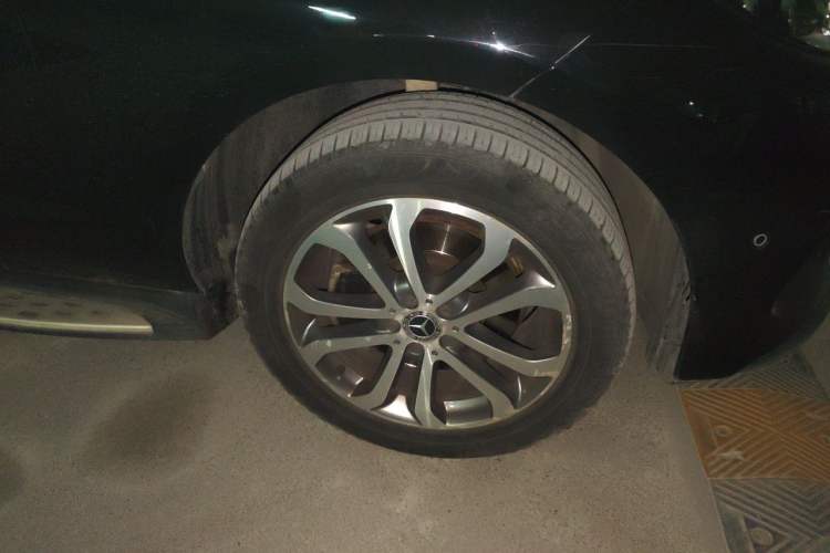 Used Mercedes-Benz GLE 2017 GLE 320 4MATIC Dynamic Model Right Front Wheel Hub